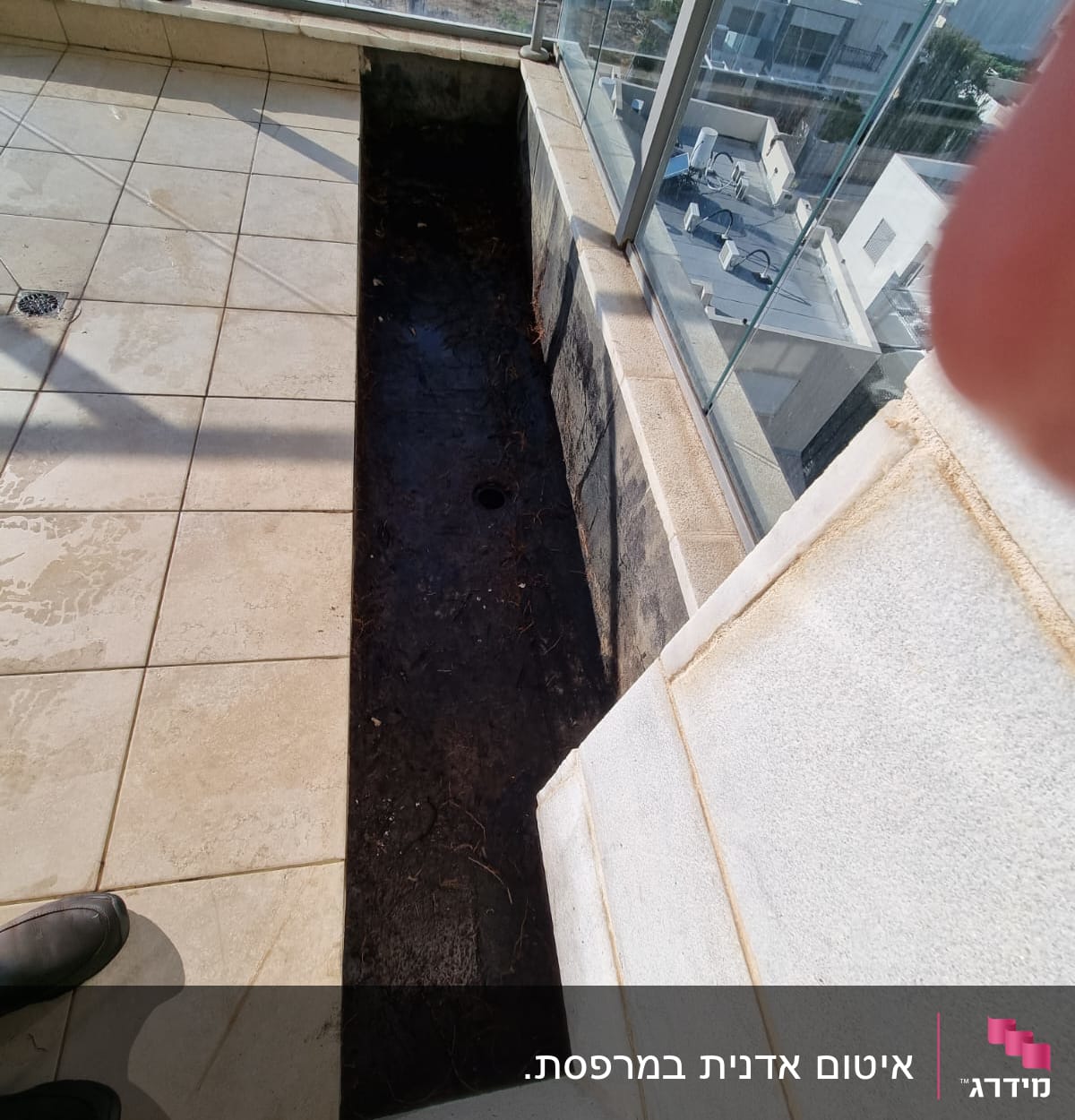 אדמה חשופה במרפסת עם רצפת אריחים וזכוכית